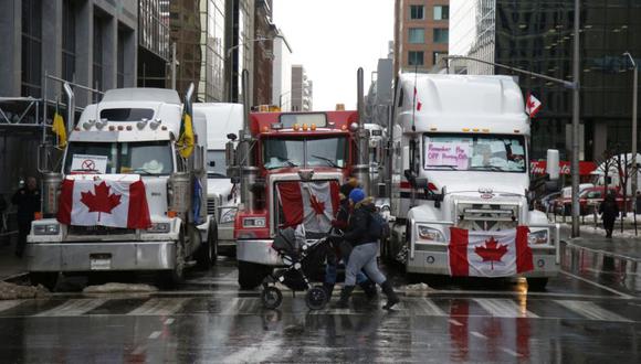 Camiones bloquean una sección de Metcalfe Street durante una manifestación de "Freedom Convoy" en el centro de Ottawa, Ontario, Canadá. (Foto: David Kawai/Bloomberg).