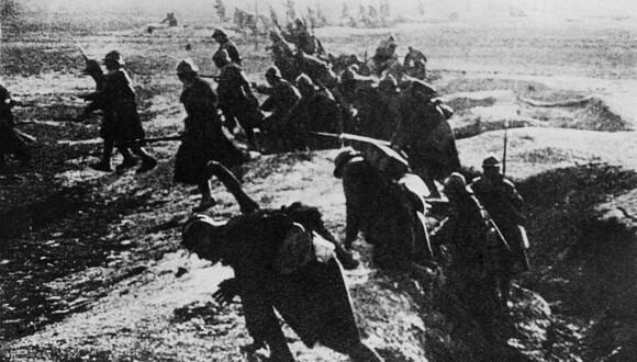Soldados franceses atacando desde su trinchera durante la Batalla de Verdún en la Primera Guerra Mundial. (AFP)
