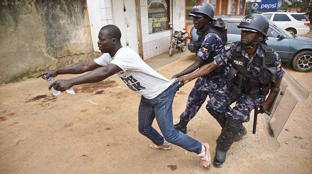 Disturbios en Uganda tras detención del candidato opositor - 10