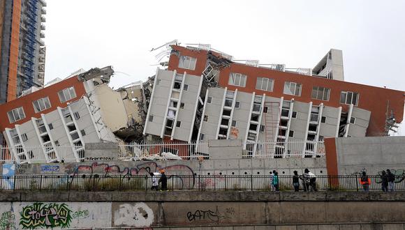 Uno de los terremotos más potentes de los últimos años es el que sufrió el centro de Chile en el 2010. Esta foto muestra los efectos del terremoto en un edificio de Concepción.  (AFP PHOTO/MARTIN BERNETTI)
