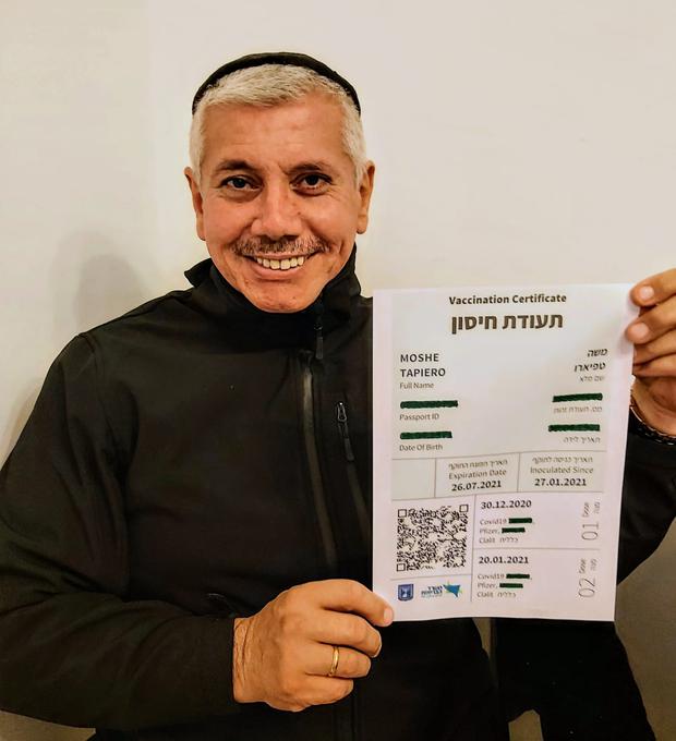 Moshe shows a print of his green passport. (Photo: Moshé Tapiero Cohen / Courtesy for El Comercio)