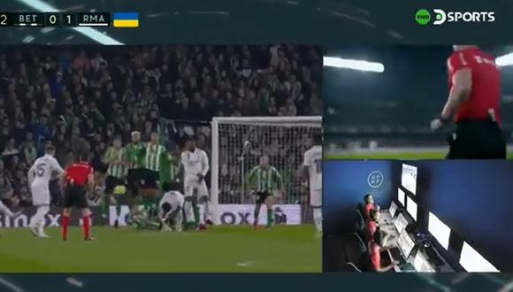 Gol anulado a Karim Benzema tras revisión del VAR en el Real Madrid vs. Betis.