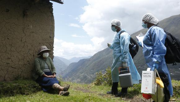 Vacunadores recorren grandes distancias a pie y a caballo para continuar con la inoculación en la región Amazonas. (Foto: Minsa)