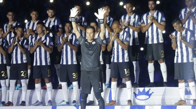 Leao Butrón fue el último jugador en pisar Matute. Todos los seguidores blanquiazules lo recibieron con aplausos. (Foto: Alonso Chero - El Comercio)