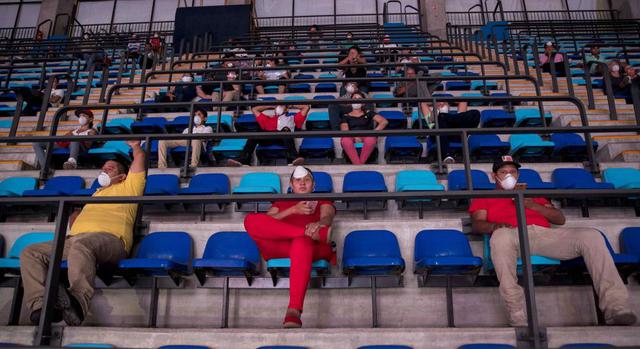 Varias personas guardan distanciamiento social como medida de prevención ante el coronavirus.  (Foto: EFE/ Jorge Torres).