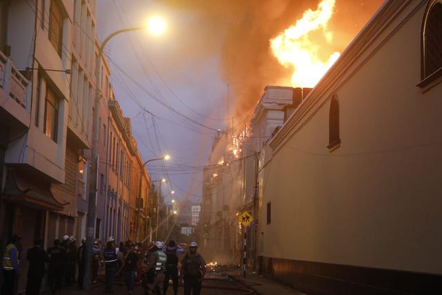 Un incendio de grandes proporciones se registra en un almacén de Mesa Redonda. (Fotos: José Rojas / GEC)