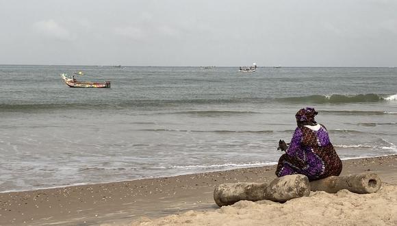 Mariama Diouf frente al mar.