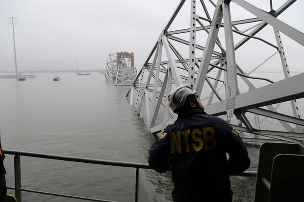 Una fotografía proporcionada el 27 de marzo por la Junta Nacional de Seguridad en el Transporte (NTSB) muestra a los investigadores en el puente colapsado. (EFE).