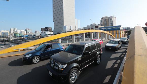 El puente Leoncio Prado funciona en el sentido de oeste a este y recibe una mayor carga vehicular que el puente Junín (cuadra 45 de la Vía Expresa).  Ambos fueron construidos al mismo tiempo, pero por empresas diferentes. (Lino Chipana) / El Comercio)