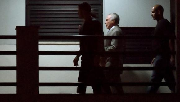 El ex presidente de Brasil Michel Temer durante su llegada con escolta policial a la sede de la Policía Federal en Río de Janeiro, Brasil, el 21 de marzo de 2019. (Foto: AFP)