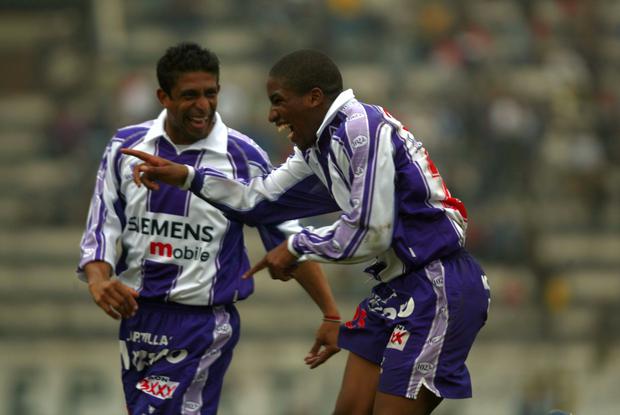 Jefferson Farfán and José Soto, captain of Alianza Lima between 2001 and 2006. (Photo: Enrique Cúneo / El Comercio Archive)