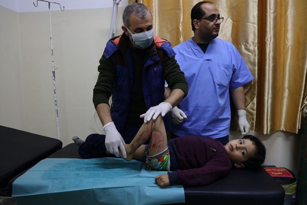 An MSF doctor treats a child at the Al-Shaboura clinic in Rafah, southern Gaza.  (Credit: Mohammad Abed).