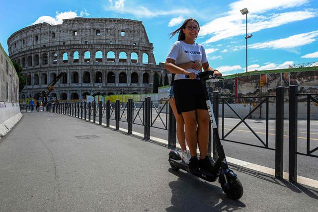 Miles de usuarios se desplazaron por las calles de Roma a través de vehículos sostenibles como patinetas, bicicletas y scooters. (AFP/VINCEZO PINTO).