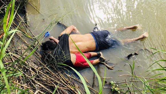 La desgarradora foto de la muerte de Valeria, de 2 años, y su padre Óscar Martínez, que yacen ahogados boca abajo en la orilla del Río Bravo. (Reuters).