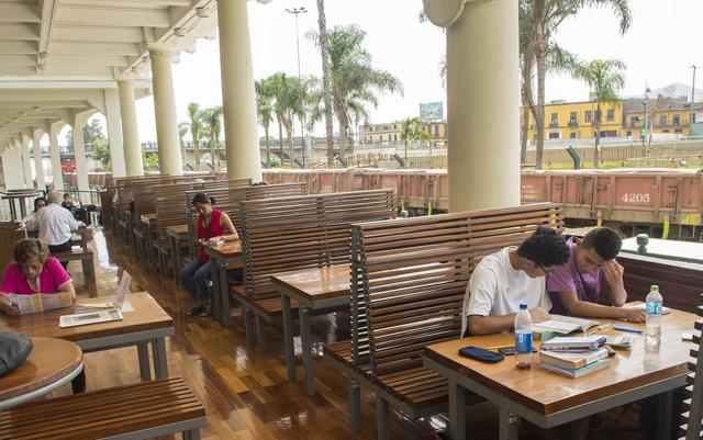 Escoge un libro de la estantería del Café Literario y disfruta de la lectura al aire libre.(Foto: Casa de la Literatura Peruana)