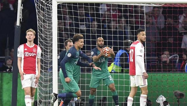 Lucas Moura toma el balón luego de anotar su primer gol en el partido. (Foto: AP)