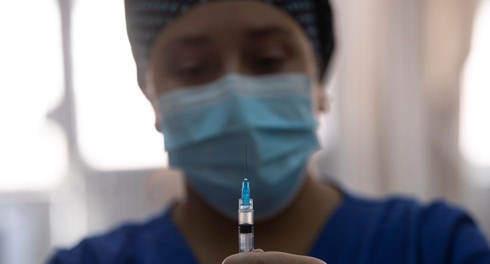 Una enfermera prepara una dosis de la vacuna china del laboratorio Sinovac contra la COVID-19, en un centro de vacunación en Santiago (Chile). EFE