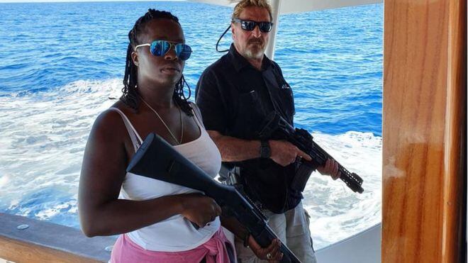 John McAfee posteó en Twitter esta foto junto a su esposa aparentemente tras salir de Cuba. (Foto: TWITTER/@OFFICIALMCAFEE).