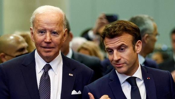El presidente de Francia, Emmanuel Macron, junto al presidente de los Estados Unidos, Joe Biden, durante una cumbre de la OTAN para discutir la invasión de Rusia a Ucrania, en Bruselas, Bélgica, el 24 de marzo de 2022. (Foto de Gonzalo Fuentes / REUTERS)