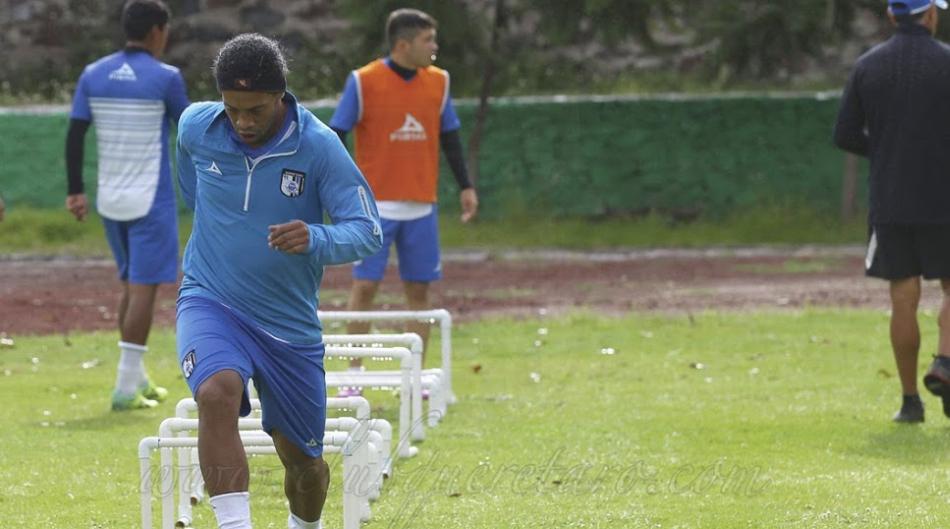 Así fue el primer entrenamiento de Ronaldinho en el Querétaro - 2