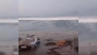 Aterradores videos del instante en el que un tsunami golpea la costa de Indonesia