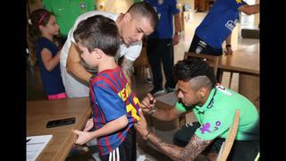 Neymar autografió camiseta del Barcelona a hijo de D'Alessandro