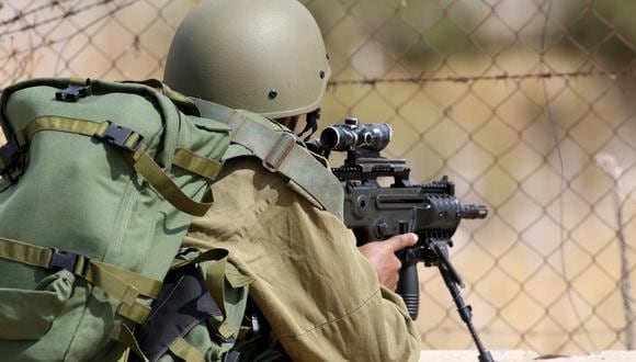 Un soldado israelí toma posición cerca de la base militar israelí de Har Dov en el Monte Hermón, un puesto avanzado estratégico y fortificado en el cruce de caminos entre Israel, Líbano y Siria. (Foto de Jalaa MAREY / AFP).