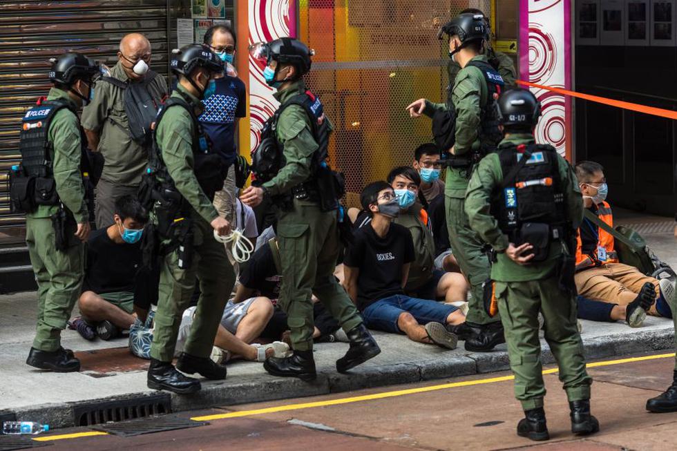 La policía detiene a un grupo de personas después de que los manifestantes convocaran una protesta en Hong Kong contra la decisión del gobierno de posponer las elecciones del consejo legislativo debido al coronavirus COVID-19 y la ley de seguridad nacional. (Foto de DALE DE LA REY / AFP).