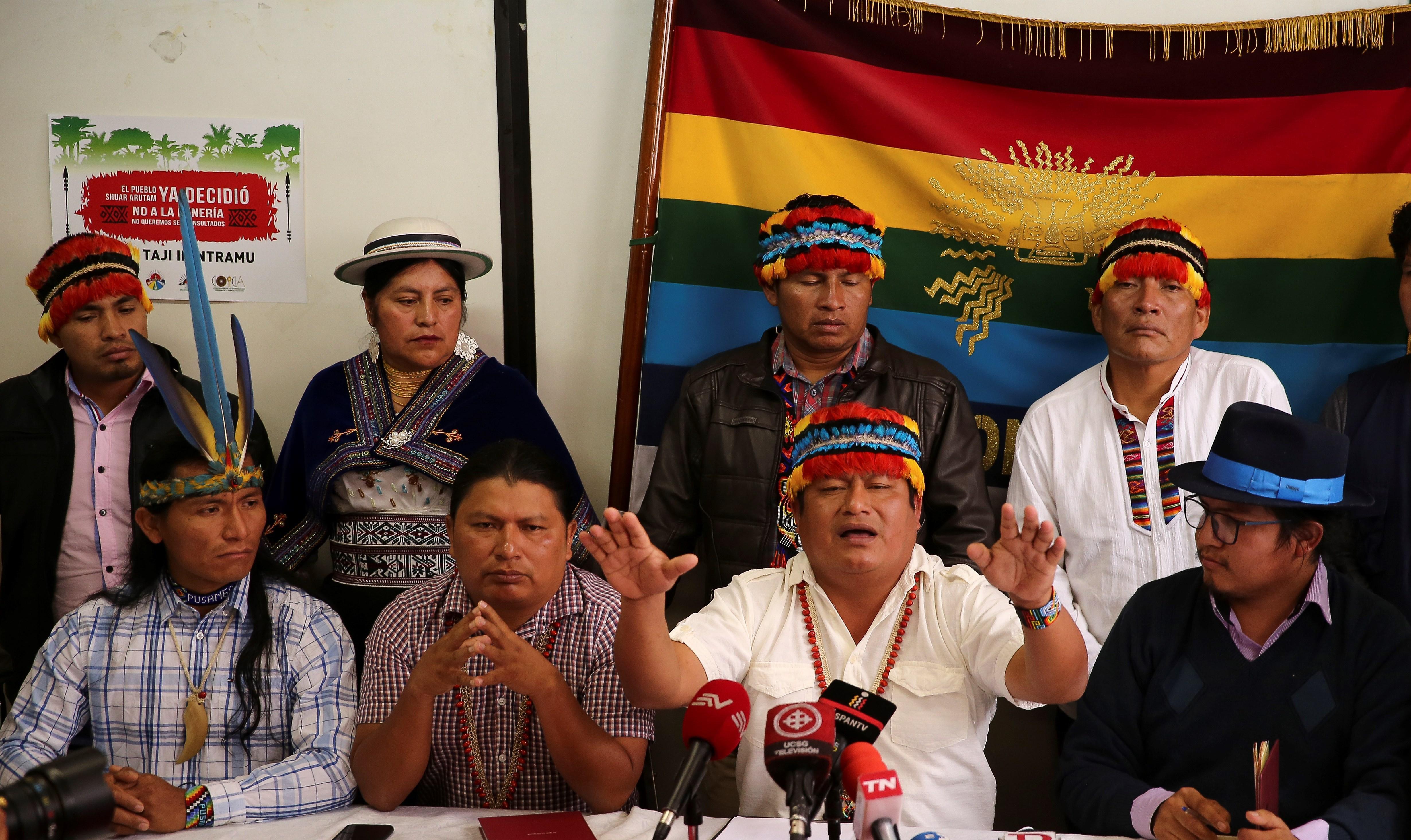 El líder de la Confederación de Nacionalidades Indígenas (Conaie), Jaime Vargas, habla y gesticula durante una rueda de prensa en Quito en la que defendió su postura. Foto: EFE