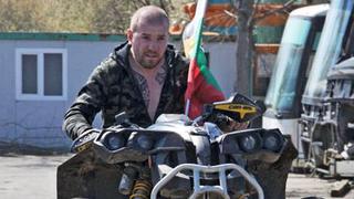 El polémico "cazador" búlgaro que persigue refugiados en moto