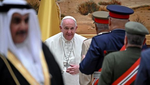 El Papa Francisco (C) saluda a los dignatarios en el aeropuerto de la capital Manama el 3 de noviembre de 2022. (Foto de Marco BERTORELLO / AFP)