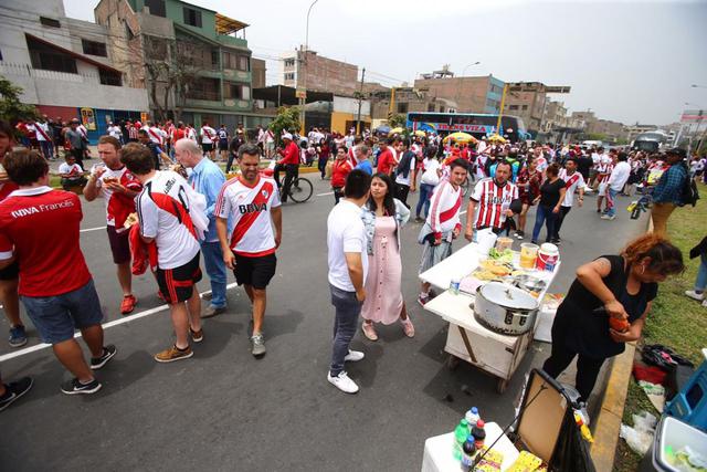 Vendedores ambulantes se ubicaron en los alrededores del estadio Monumental. (Hugo Curotto/GEC)