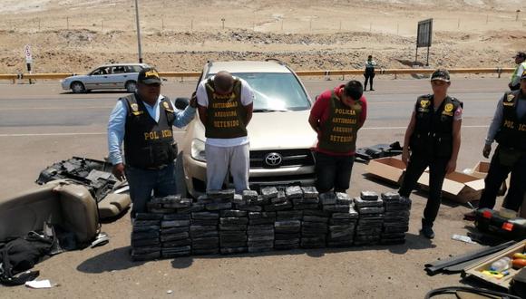La Policía Nacional interceptó un vehículo donde se ocultaban 95 paquetes de marihuana. (Foto: GEC)