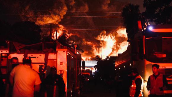 El incendio en un almacén de llantas de Lurín ocurrió en la noche del sábado | Foto: César Grados / El Comercio