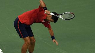 Djokovic descontrolado: se desquitó con su raqueta y camiseta