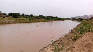 Chiclayo: arriesgan sus vidas al cruzar río en balsas inflables