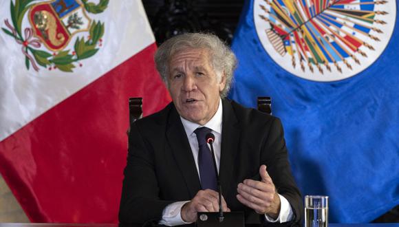 El Secretario General de la Organización de los Estados Americanos (OEA), Luis Almagro, brinda declaraciones a la prensa en el Palacio Presidencial en Lima, el 4 de octubre de 2022. (Foto por Cris BOURONCLE / AFP)