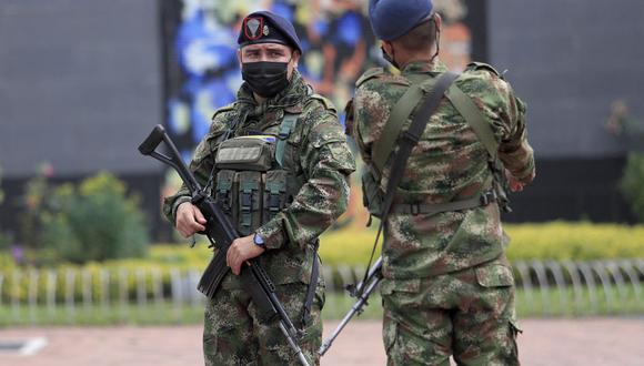 Soldados montan guardia en las calles de Bogotá, capital de Colombia, el 2 de mayo de 2021. (Foto de Daniel MUNOZ / AFP).