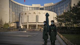 China sorprende con un recorte de tasas mientras los datos muestran una desaceleración ‘alarmante’