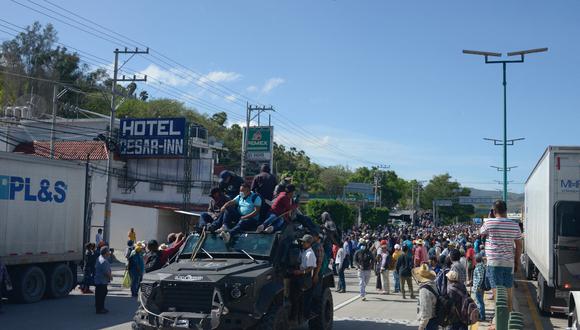 Cientos de personas se manifestaron violentamente en en el conflictivo estado mexicano de Guerrero (sur) y tomó como rehenes a 13 miembros del personal de seguridad en una protesta. (Foto por FRANCISCO ROBLES / AFP)