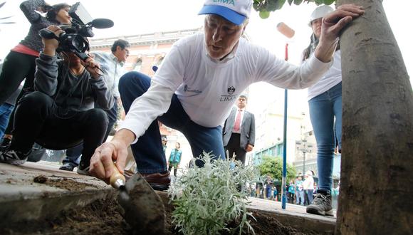 Jorge Muñoz ha pedido a sus gerentes y subgerentes que cada dos semanas realicen jornadas de limpieza en distintos puntos del Centro Histórico. (Foto: Miguel Bellido)