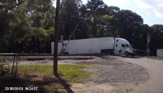 Un semi-trailer es partido en dos por tren a toda velocidad. Nadie salió herido en este accidente (Foto: WRIC Newsroom)