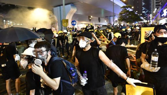 En la foto, la policía dispara gases lacrimógenos contra manifestantes que participan en una protesta contra un controvertido proyecto de ley de extradición en Hong Kong. (Foto: AFP)