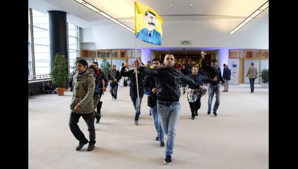 Un centenar de kurdos irrumpen en el Parlamento Europeo