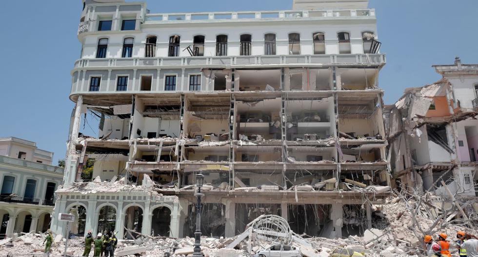 Vista del Hotel Saratoga luego de una poderosa explosión en La Habana, Cuba, el 6 de mayo de 2022. (Adalberto ROQUE / AFP).