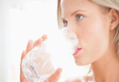 5 beneficios de beber 2 litros de agua todos los días 