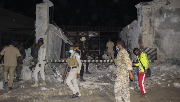 Las fuerzas de seguridad de Somalia investigan la escena de un atentado suicida frente al popular restaurante Lul Yemeni en Mogadishu, Somalia. (EFE/SAID YUSUF WARSAME).