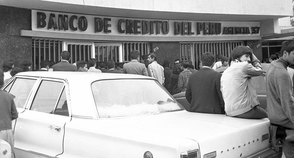 La mañana del 15 de octubre de 1971, cuatro delincuentes asaltaron una agencia del Banco de Crédito del Perú (BCP) en Jesús María. De la caja fuerte, se llevaron más de dos millones de soles en menos de cinco minutos. (Foto: GEC Archivo Histórico)