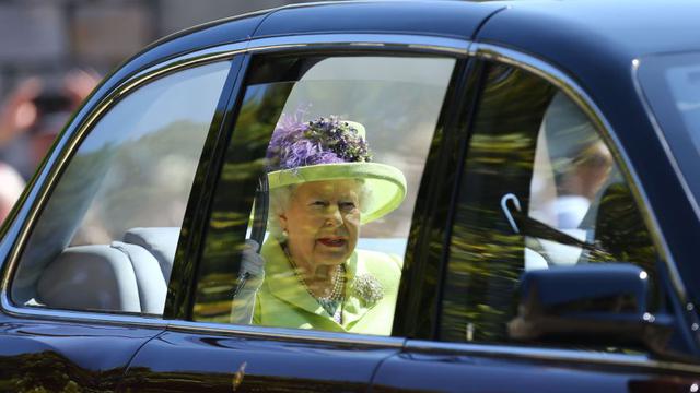 La reina Isabel II y su marido, el duque de Edimburgo, llegaron a la capilla de San Jorge, en el castillo de Windsor, donde su nieto, el príncipe Enrique, y la estadounidense Meghan Markle, contrajeron matrimonio. (Foto: AFP)