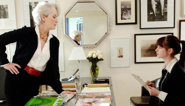 El diablo viste a la moda. La oficina de Miranda Priestley (Meryl Streep) es una demostración de elegancia. Paredes blancas combinadas con muebles metálicos y sillas negras que generan contraste. (Foto: Difusión)